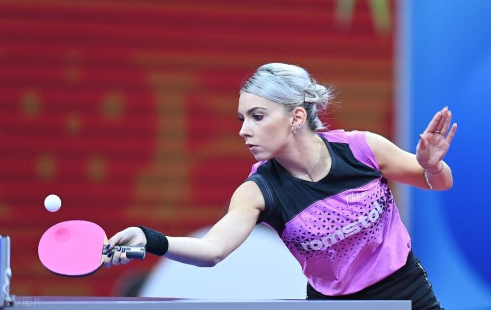 罗马尼亚排球队再次夺冠，成功晋级决赛