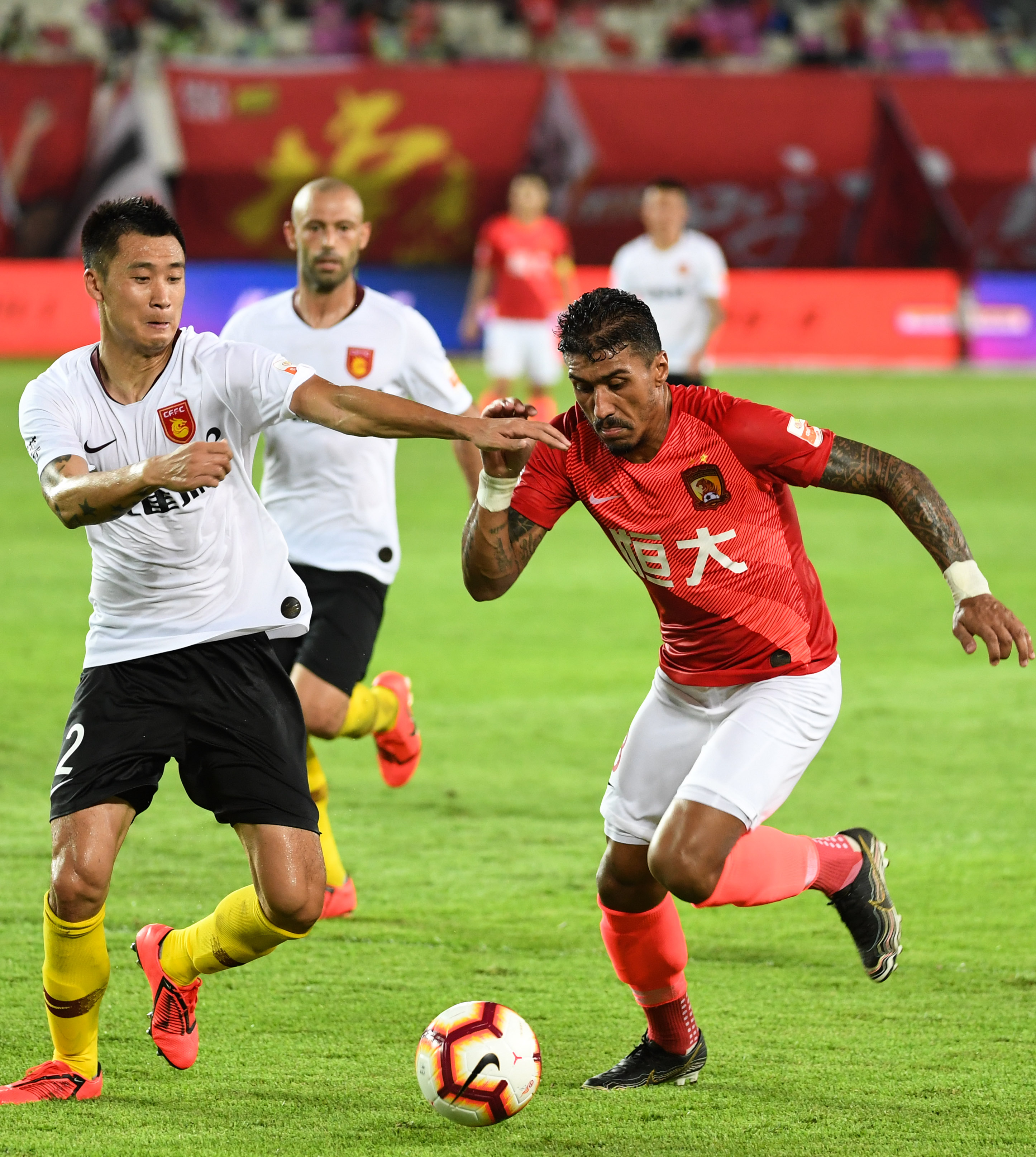 广州恒大2-1击败对手，闯入八强赛