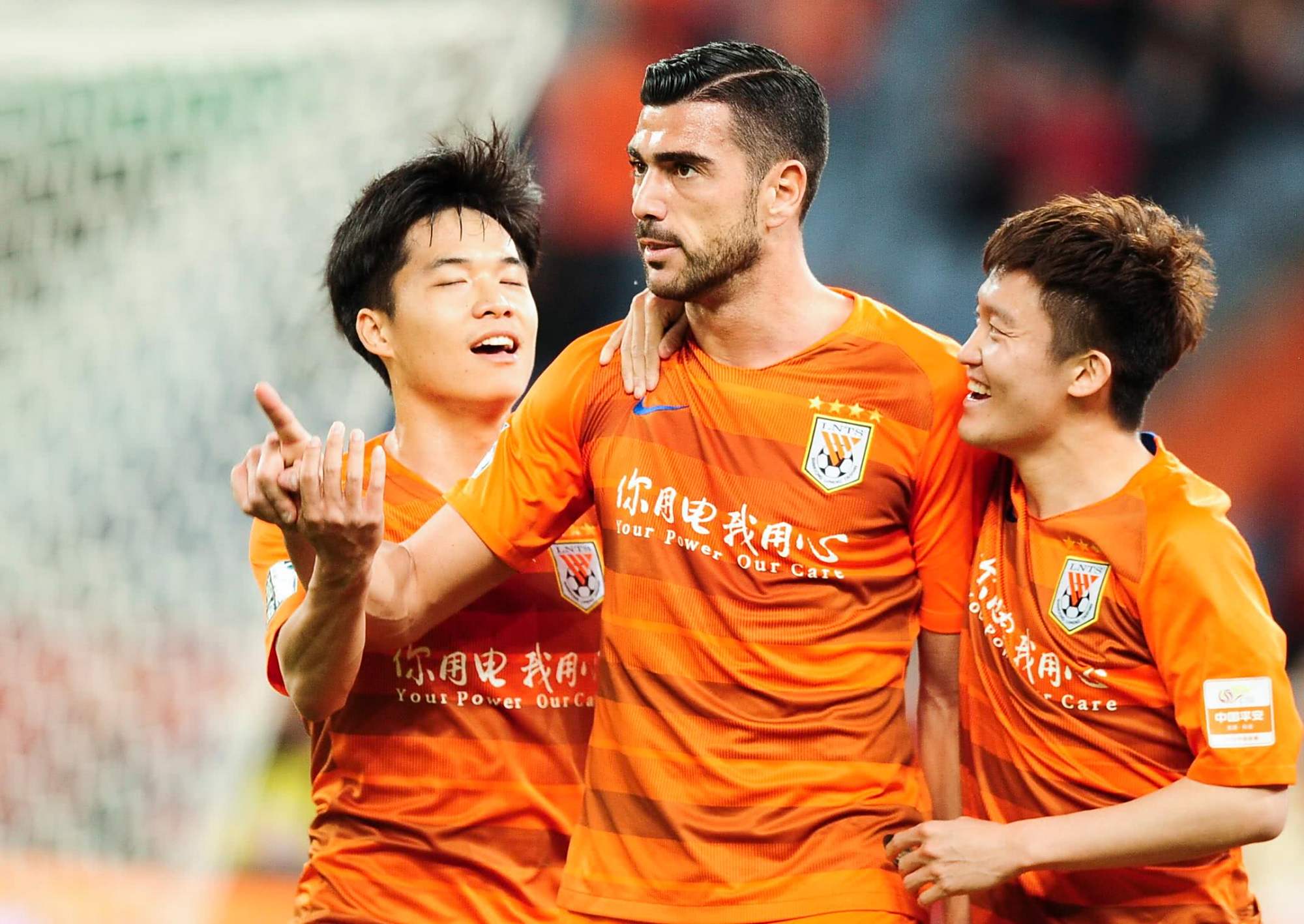 广州恒大2-1击败对手，闯入八强赛