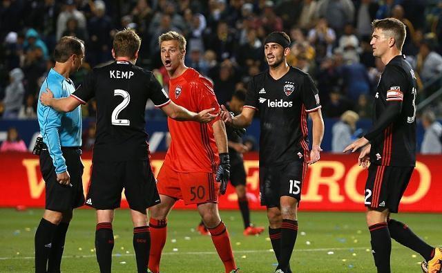 包含哈斯车队力克红牛二队，塞恩斯状态火热的词条